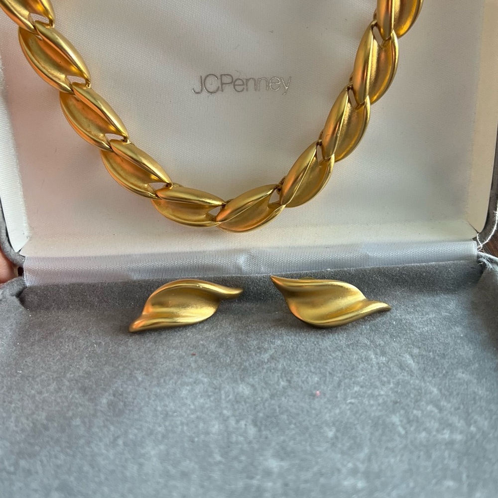 80s vintage Gold-toned costume jewelry Necklace and Earring Set
